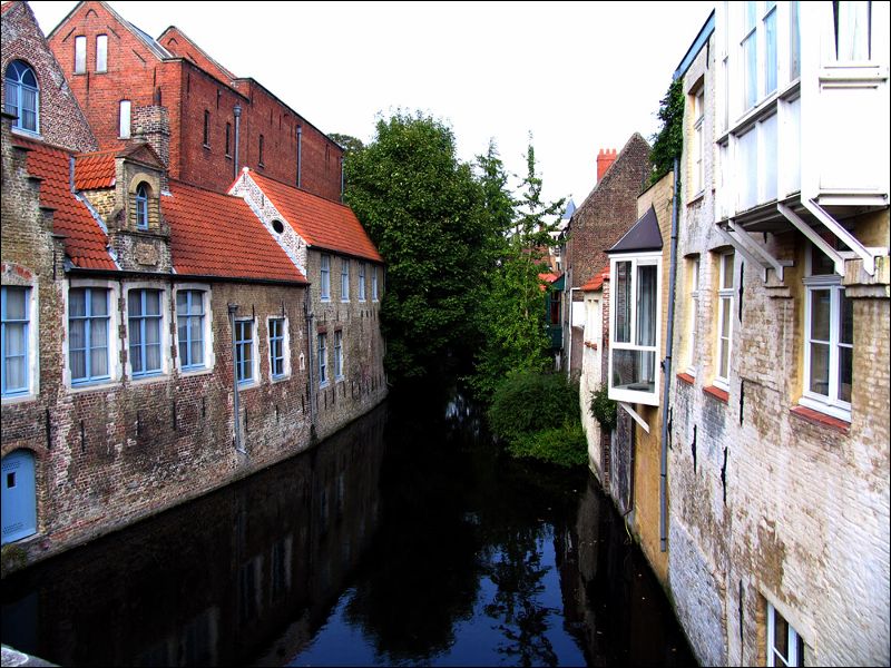 gal/holiday/Bruges 2006 - Canals/Bruges_Canal_05_from_Wulfhagestraat_IMG_2556.jpg